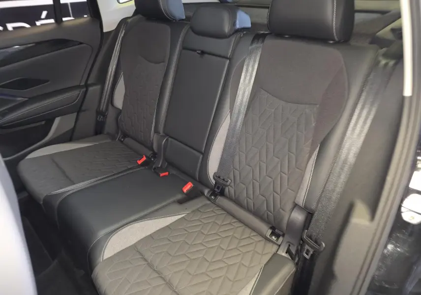 Vue intérieure côté droit des sièges arrière noirs avec motifs géométriques du Volkswagen Tiguan 2025.