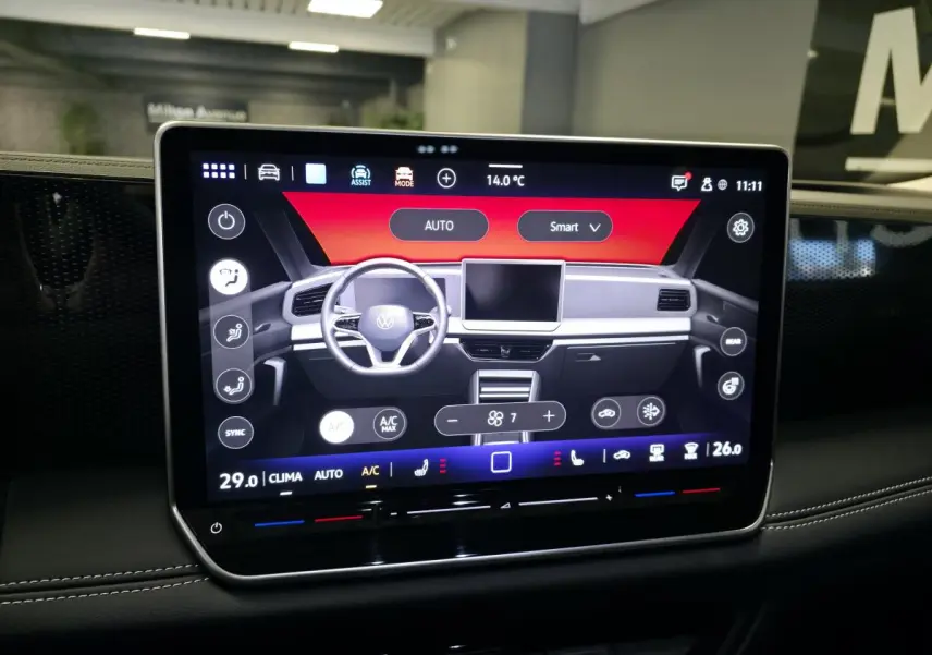 Écran tactile central affichant le tableau de bord numérique du Volkswagen Tiguan 2025, intérieur noir moderne.