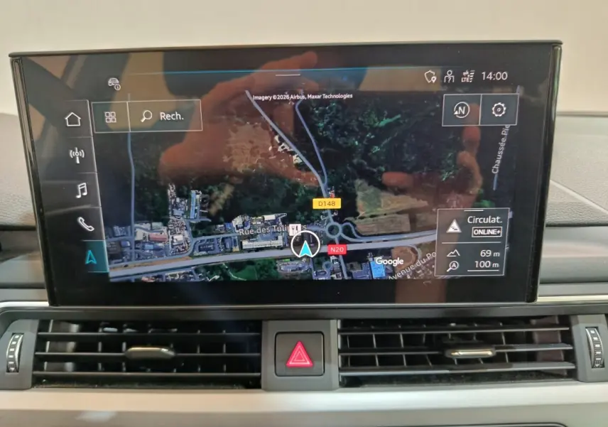 Vue rapprochée de l'écran tactile central affichant la navigation GPS dans l'Audi A4 35 TFSI Business Line 2024 noire.