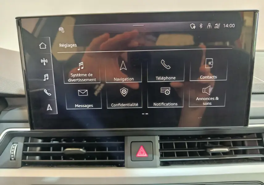 Écran tactile central affichant le menu principal, tableau de bord noir de l'Audi A4 35 TFSI 2024.