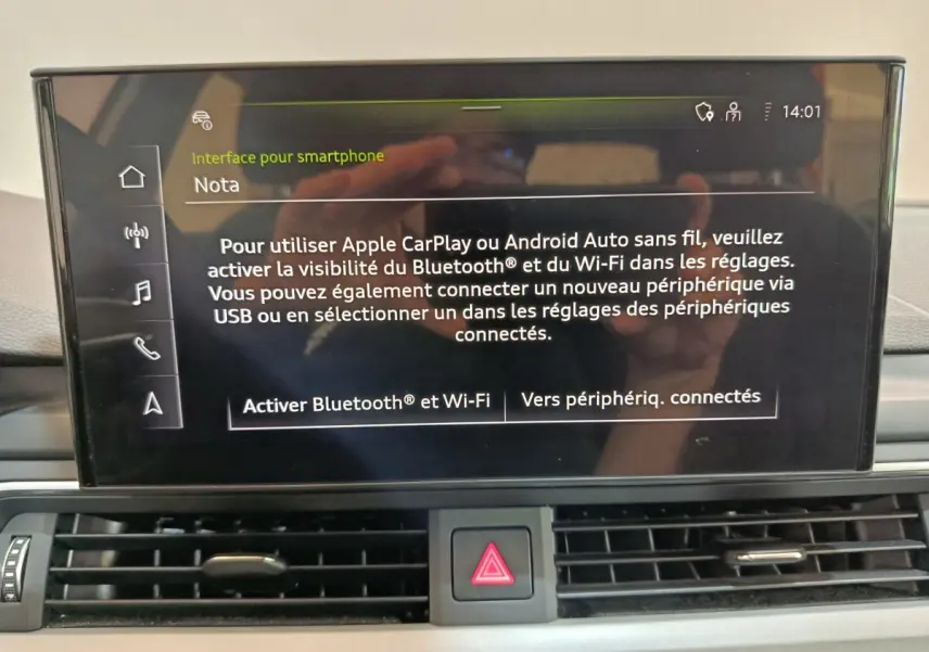 Écran tactile central de l’Audi A4 35 TFSI 2024 affichant les options Bluetooth et Wi-Fi dans un intérieur noir.