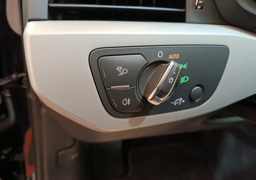 Gros plan sur le sélecteur d'éclairage noir et argenté du tableau de bord de l'Audi A4 35 TFSI 2024.