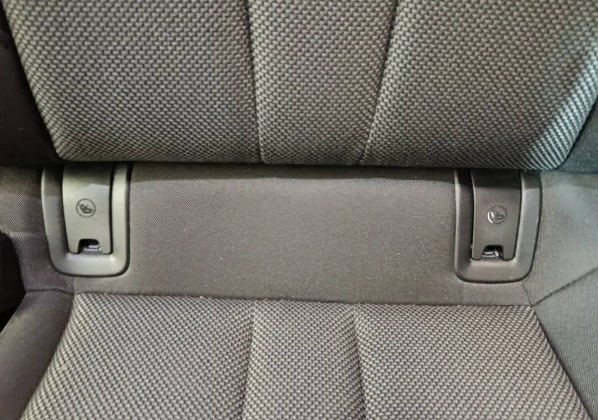 Détail de la banquette arrière noire de l'Audi A4 35 TFSI 150 S tronic Business Line avec fixation Isofix visible.