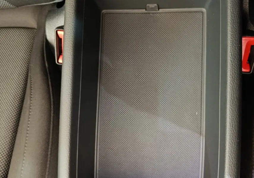 Vue plongeante sur le compartiment de rangement central noir avec port USB-C dans l'Audi A4 35 TFSI 2024.