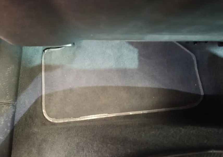 Tapis de sol noir sous le siège avant d'une Audi A4 35 TFSI 150 S tronic Business Line 2024.