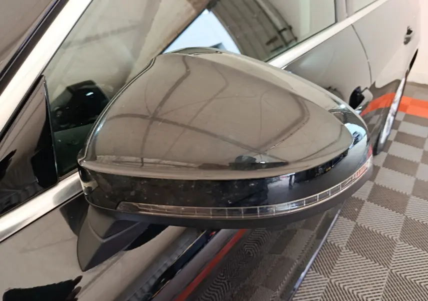 Rétroviseur côté gauche noir brillant de l'Audi A4 35 TFSI 2024 avec clignotant intégré, vue rapprochée.