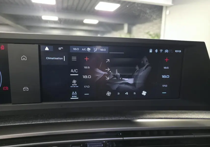 Écran tactile intérieur du Peugeot 3008 Hybrid 2025 montrant les réglages de climatisation et ventilation.