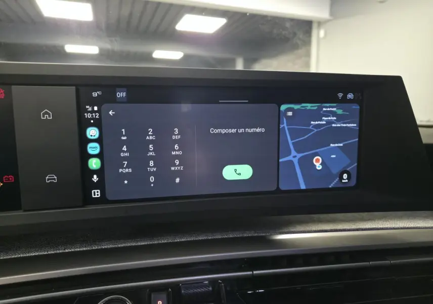 Écran tactile central du Peugeot 3008 gris 2025 affichant un clavier numérique et une carte GPS en intérieur.