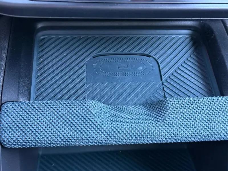 Détail de la console centrale avec tapis antidérapant et accoudoir en tissu bleu dans une MINI Countryman 2024 Midnight Black II.