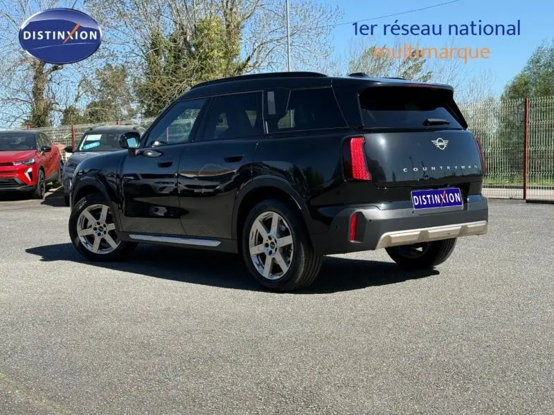 MINI Countryman D 163ch noir Midnight Black II vue 3/4 arrière droit avec feux arrière verticaux distinctifs.