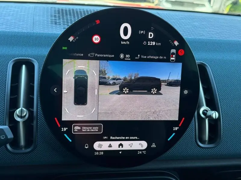 Vue 3/4 droit du MINI COUNTRYMAN 2024 Midnight Black II affichée sur l'écran central avec caméra panoramique et vue 3D.