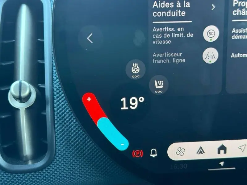 Détail de l'écran tactile du MINI Countryman 2024 en Midnight Black II, affichant la température intérieure à 19°C.