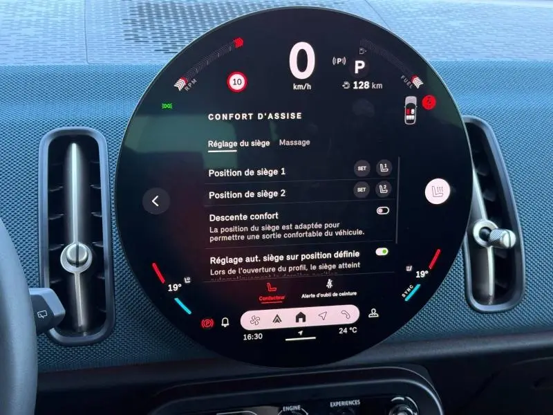 Affichage numérique rond du tableau de bord du MINI Countryman 2024 en Midnight Black II, montrant les réglages du siège et la vitesse à 0 km/h.