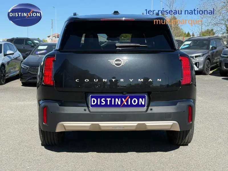 Vue arrière d'une MINI COUNTRYMAN 2024 noire Midnight Black II avec feux arrière verticaux et logo MINI centré.