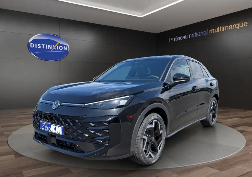 Volkswagen T-Roc noir vue 3/4 avant droit avec calandre noire et jantes distinctives en showroom.