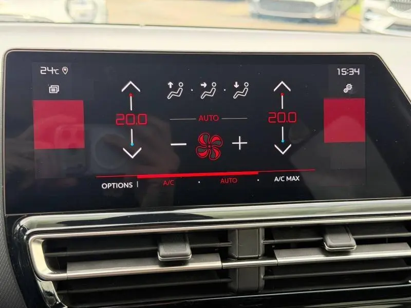 Écran tactile du système de climatisation bi-zone du Citroën C5 Aircross noir, affichant 20°C et ventilation automatique.