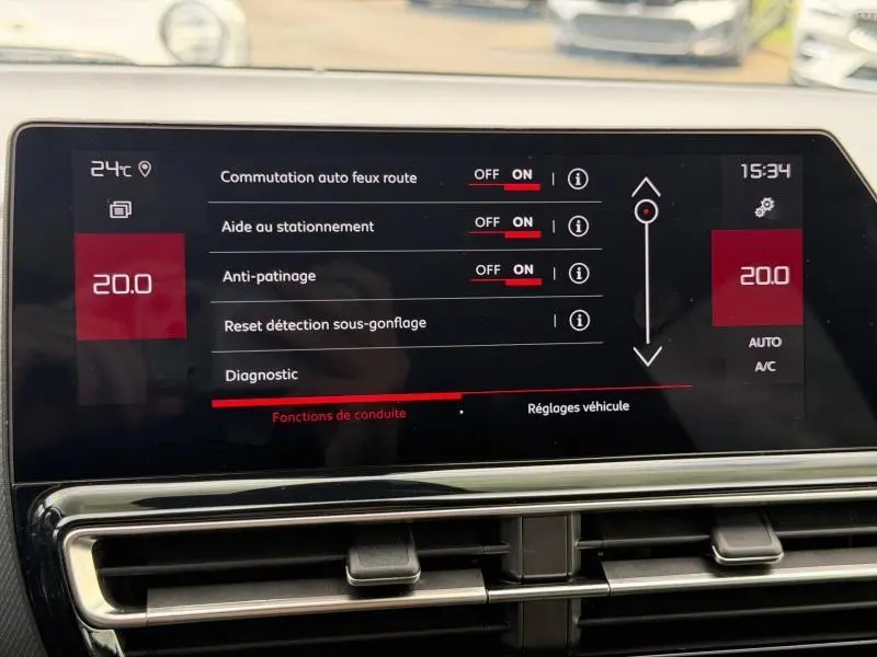 Écran tactile central du Citroën C5 Aircross noir, affichant les réglages d’aide à la conduite et climatisation.