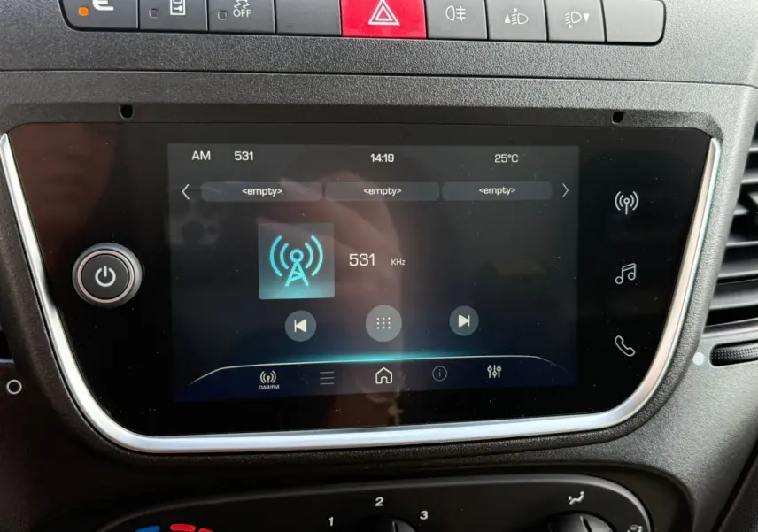 Écran tactile central du tableau de bord de l'Iveco Daily blanc 2026, affichant la radio AM à 531 kHz.