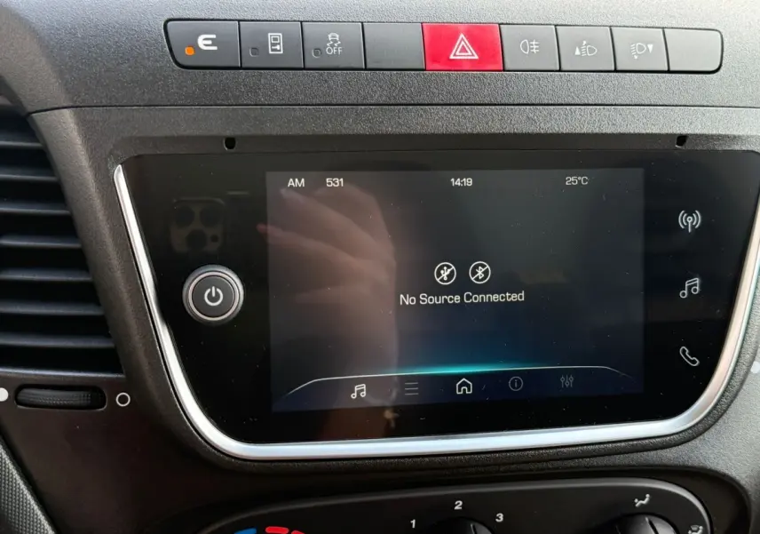 Gros plan sur l’écran tactile et les commandes centrales du tableau de bord du Iveco Daily blanc 2026.