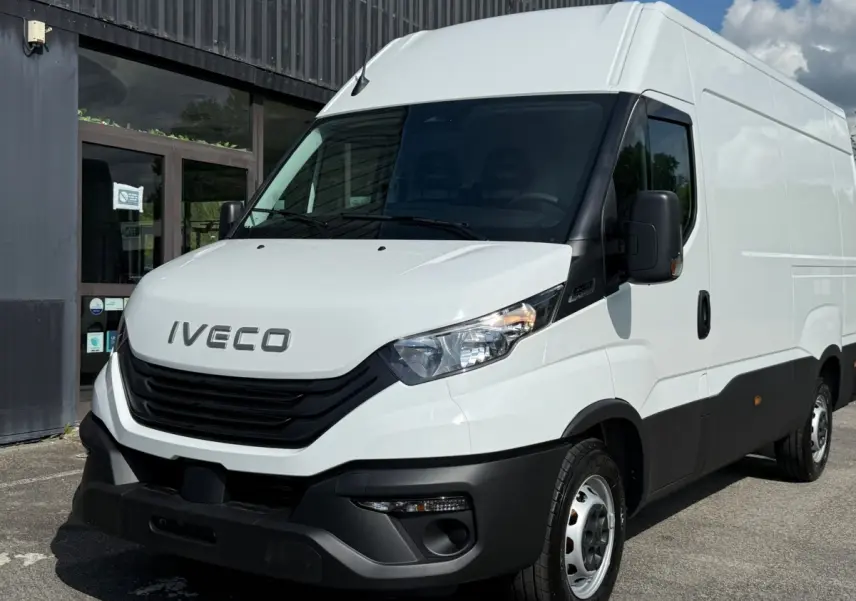 Fourgon Iveco Daily blanc vu en 3/4 avant droit, avec calandre noire et pare-chocs noir contrastant.