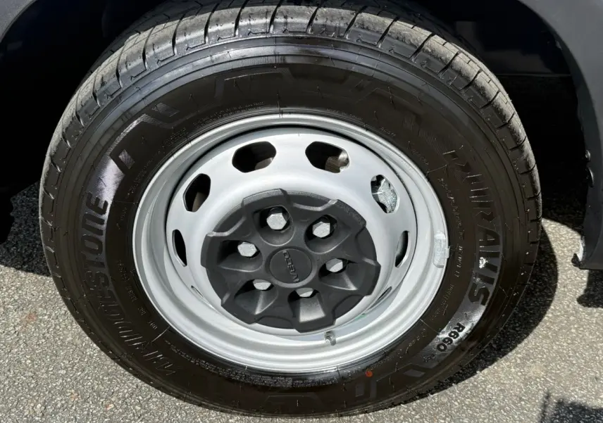 Gros plan sur la roue avant droite blanche d’un Iveco Daily 2026 avec pneu Bridgestone noir.