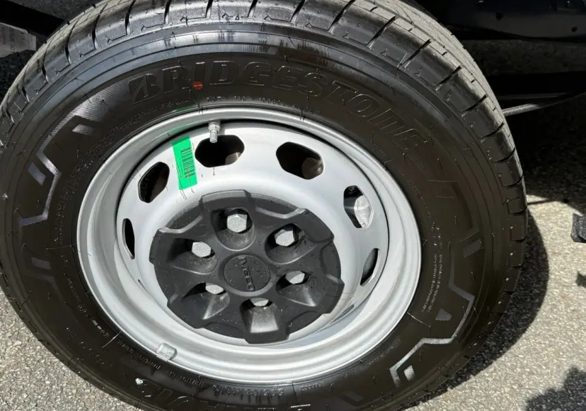 Gros plan sur la roue avant droite d’un Iveco Daily blanc 2026 avec jante acier et pneu Bridgestone.