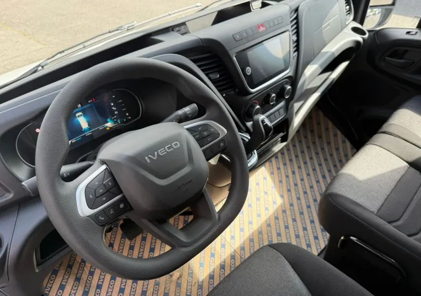 Vue intérieure du poste de conduite de l’Iveco Daily 2026, volant multifonction et tableau de bord numérique visibles.