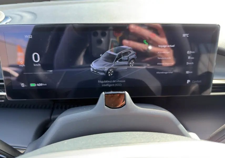 Affichage numérique du tableau de bord du Geely E5 2026, montrant une voiture grise en vue 3D et les informations de conduite.