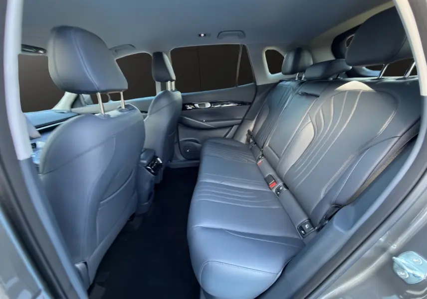 Vue intérieure arrière côté droit du Geely E5 2026 gris foncé, montrant les sièges en cuir et les appuie-têtes.
