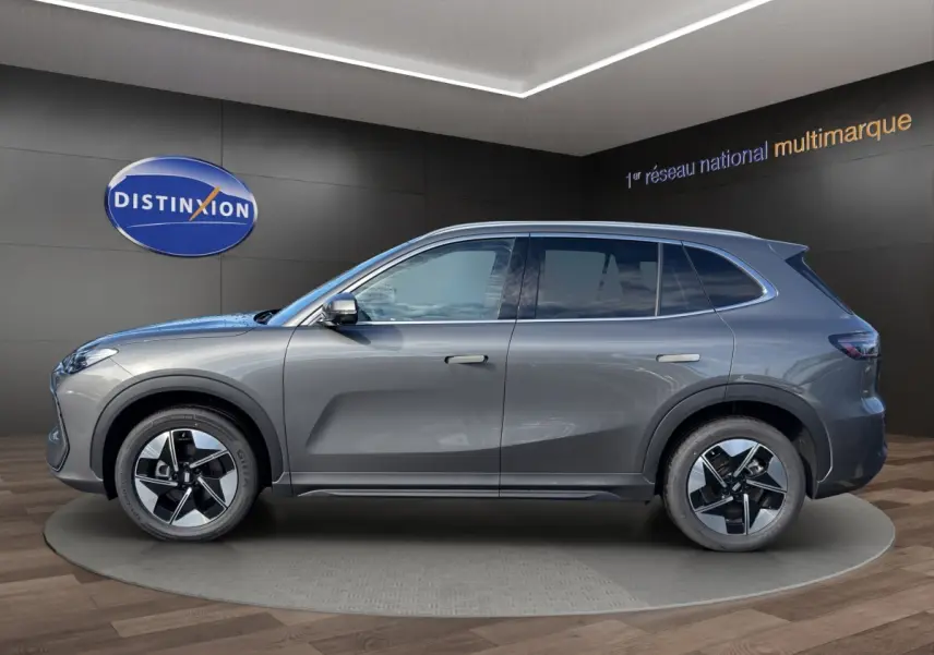 Vue de profil côté gauche du SUV électrique Geely E5 gris foncé 2026 avec jantes modernes et poignées affleurantes.