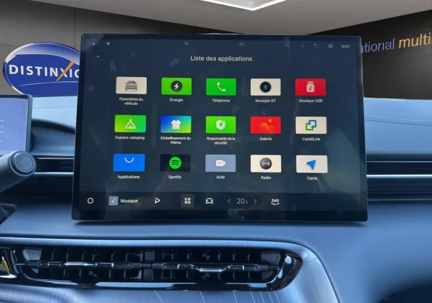Écran tactile central du tableau de bord du Geely E5 gris foncé, affichant le menu des applications multimédia.