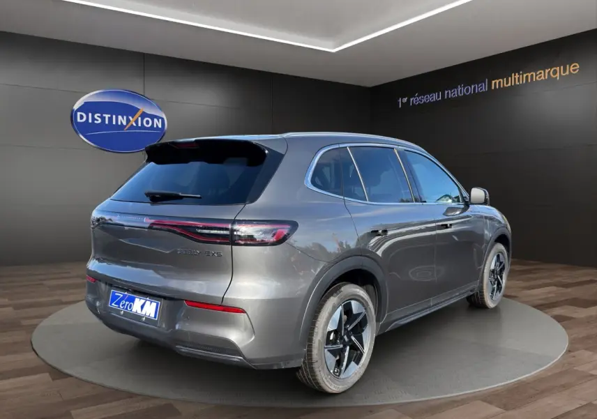 Vue 3/4 arrière droite du SUV électrique Geely E5 gris foncé, avec feux arrière fins et jantes modernes.
