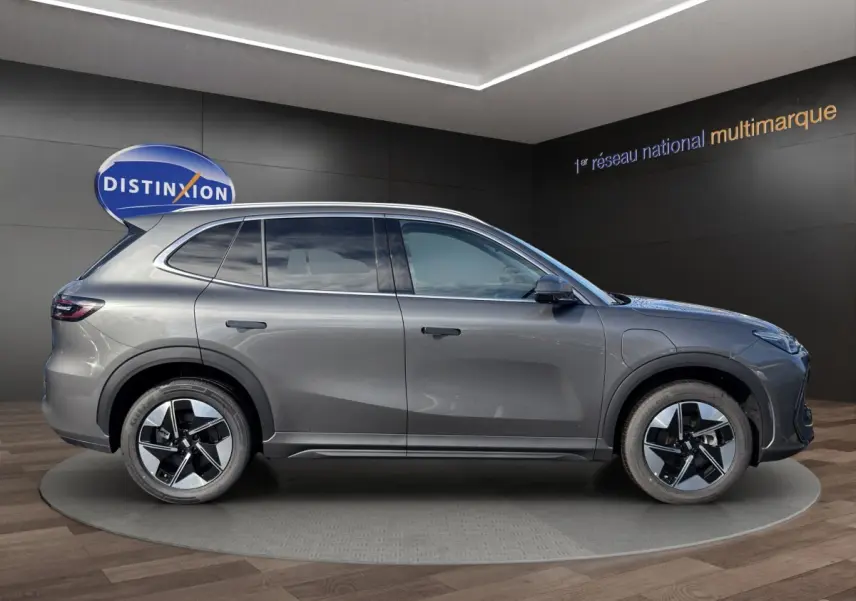 Vue de profil côté gauche du SUV électrique GEELY E5 gris foncé 2026 avec jantes modernes et lignes épurées.