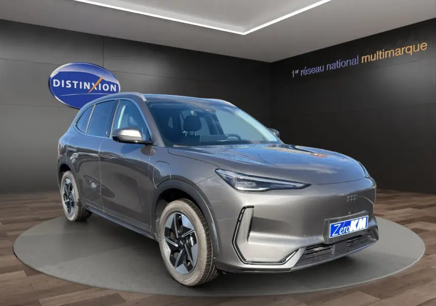 Vue 3/4 avant droite du SUV électrique GEELY E5 gris foncé, avec jantes noires et détails modernes sur le bouclier avant.