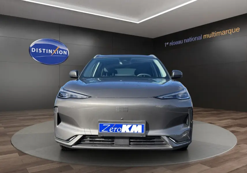 Vue avant du SUV électrique GEELY E5 gris foncé 2026, avec phares fins et calandre épurée en showroom.