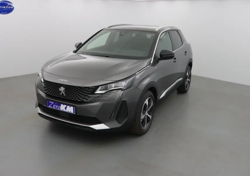 Peugeot 3008 gris platinium métal en 3/4 avant droit, avec calandre noire et jantes bi-ton distinctives.