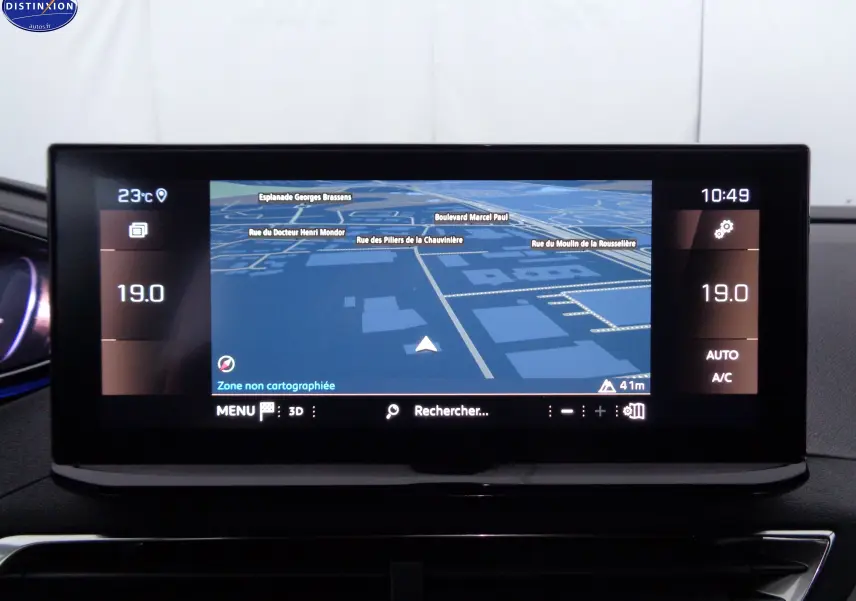 Écran central du tableau de bord du Peugeot 3008 gris platinium, affichant la navigation et la climatisation à 19°C.