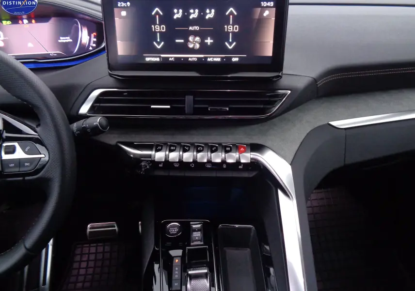 Vue intérieure du tableau de bord et console centrale du Peugeot 3008 gris platinium, avec écran tactile et commandes piano.