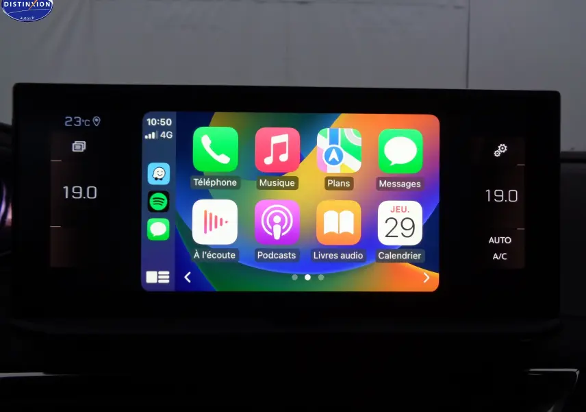 Écran tactile central du Peugeot 3008 2023 affichant Apple CarPlay avec commandes climatisation à 19°C de chaque côté.