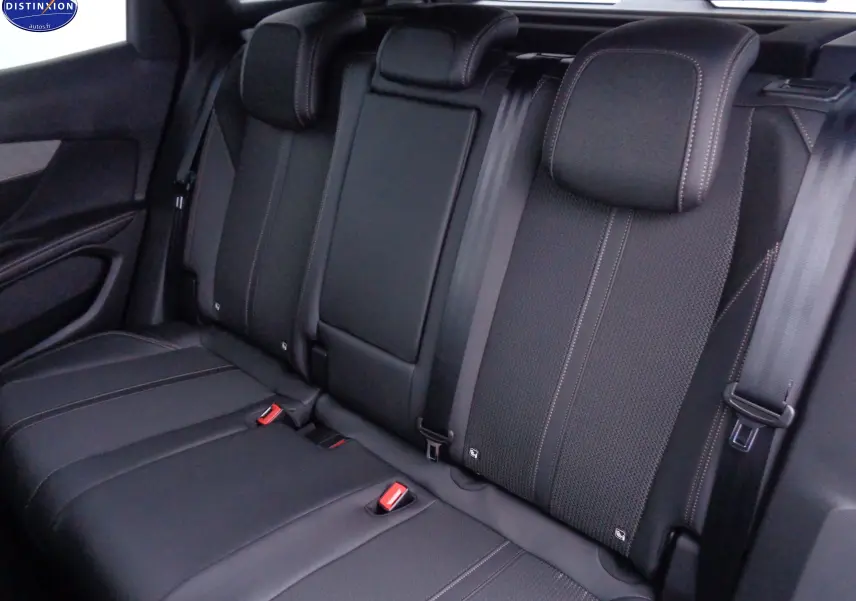 Vue intérieure de la banquette arrière en cuir noir avec surpiqûres contrastées du Peugeot 3008 GT 2023.