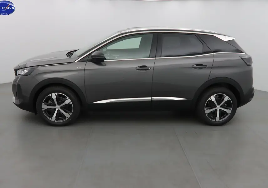 Profil côté gauche du Peugeot 3008 GT 2023 en gris platinium métallisé avec jantes bi-ton et toit contrasté blanc.