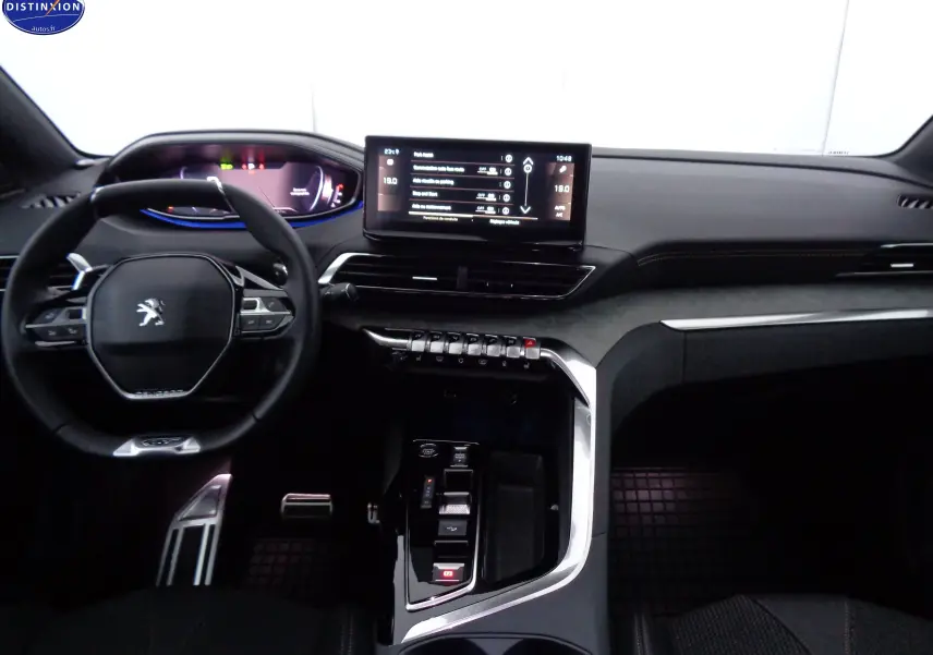 Intérieur du Peugeot 3008 2023, vue du poste de conduite avec volant compact et écran tactile central lumineux.