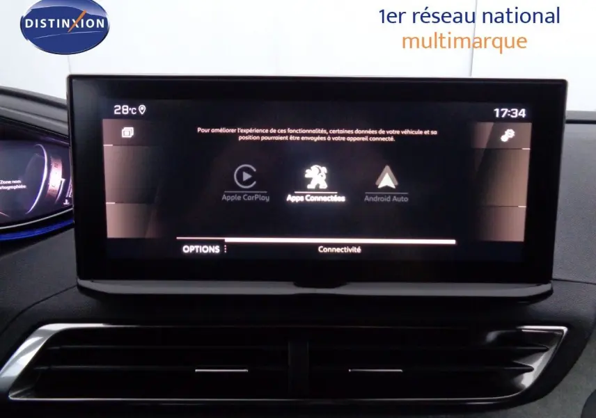 Écran tactile central du tableau de bord du Peugeot 3008 gris platinium, affichant les options de connectivité Apple CarPlay et Android Auto.