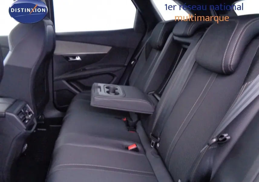Vue intérieure des sièges arrière en cuir noir avec accoudoir central déplié du Peugeot 3008 gris platinium 2023.