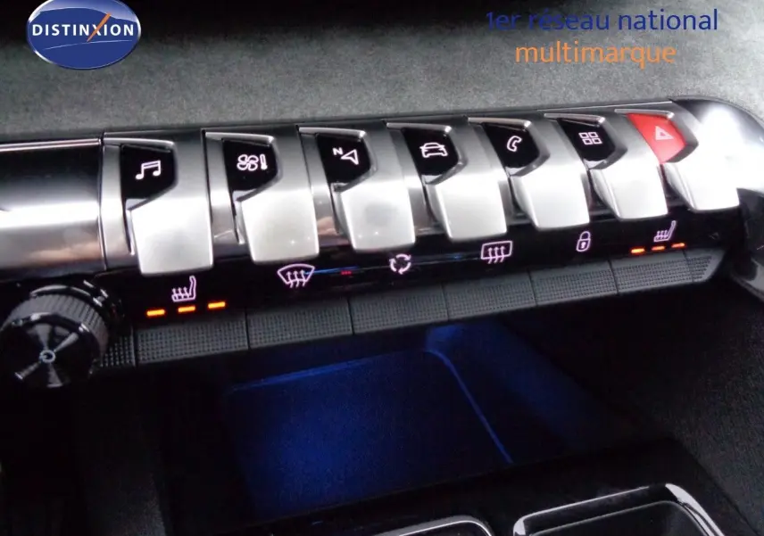 Gros plan sur la rangée de boutons de commande argentés et noirs du tableau de bord du Peugeot 3008 gris platinium.