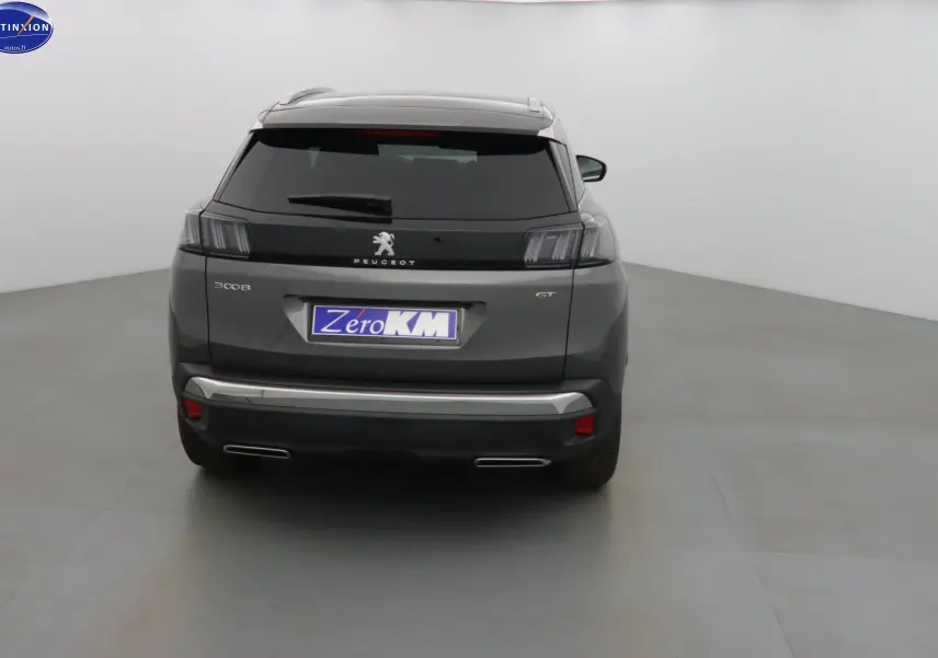 Vue arrière d'un Peugeot 3008 GT gris platinium métal avec feux arrière LED et double sortie d'échappement intégrée.