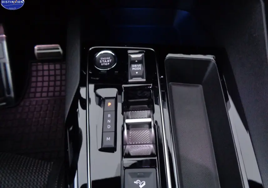 Gros plan sur la console centrale brillante du Peugeot 3008 gris platinium, avec bouton start, sélecteur de mode et levier de vitesses automatique.