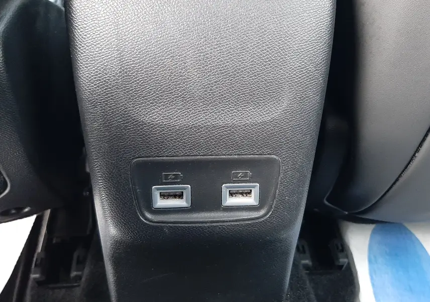 Prise double USB arrière noire sur la console centrale du Peugeot 2008 gris Diesel 2021 finition Allure