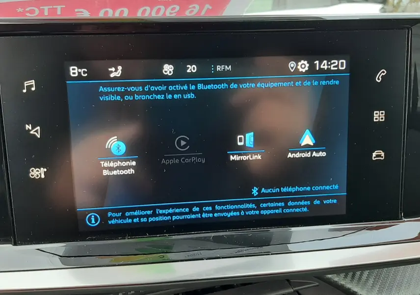 Écran tactile central du tableau de bord du Peugeot 2008 gris, affichant les options Bluetooth et Android Auto.