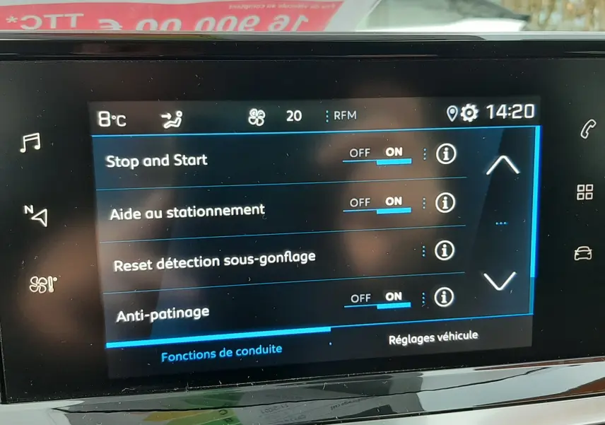 Écran tactile du tableau de bord du Peugeot 2008 1.5 BlueHDi 110 Allure affichant les réglages d'aide à la conduite.